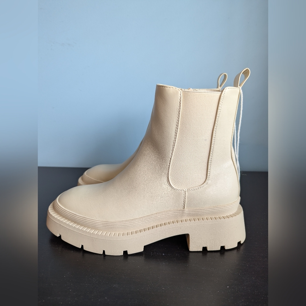 American Eagle Cream Chelsea Boots - Picture 7 of 16